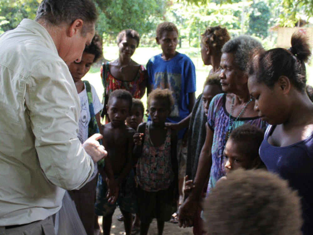 Professor Reinhold hilft Kindern in New Guinea